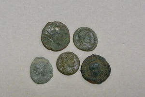 Cinco antiguas monedas romanas de bronce 1700 años N5 - Imagen 1 de 3