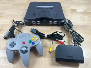 **LEGGI** CONSOLE NINTENDO 64 N64 CON JUMPER PACK, CONTROLLER CAVI ALIMENTAZIONE -NUS-001 - Foto 1 di 10