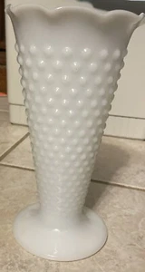 Jarrón vintage de vidrio de leche blanco Anchor Hocking clavo y barras 9 1/2" de alto - Imagen 1 de 3