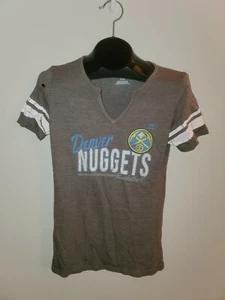 Denver Nuggets Ladies Sz M Gray V-Neck Shirt SPT356 - Picture 1 of 3