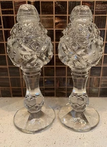 Pedestal de vidrio corte diamante de colección sal pimienta agitadores tapa roscada Starburst grabado - Imagen 1 de 6