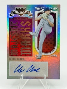 2025 Panini Crusade Chris Clark Majestic Marks Karte # 27 Los Angeles Autogramm - Bild 1 von 2