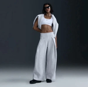 Nike Tech Fleece hochtaillierte plissierte Hose FV8052-013 grau Damen X Small - Bild 1 von 16