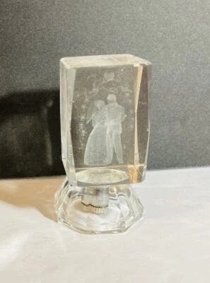 RARO Láser Pastelera Luces Intermitentes Vidrio Holograma Pareja Pisapapeles 2.5”x1” Foto 1 de 4