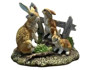 "Estatuilla de tres conejitos de porcelana hecha en Taiwán 6,5"" X 7,5"" X 5""" - Imagen 1 de 8