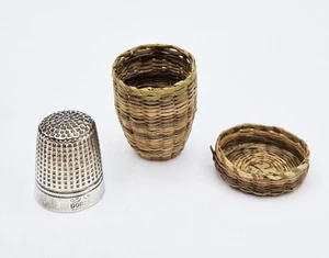 NOVITÀ VITTORIANA CESTO VIMINI CUSTODIA DITALE con DORCAS THIMBLE c1900 - Foto 1 di 5