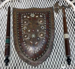 Antikes Messing emailliertes Indianerschild und Zeremonienäxte - Bild 1 von 12