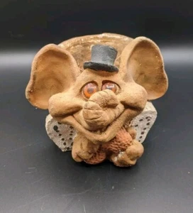 Goofy Antropomórfico Elefante Maceta Sombrero Tenis Marrón Único Firmado 5.5" - Imagen 1 de 9