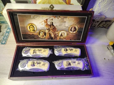 JUEGO DE CUCHILLOS PLEGABLES Padres Fundadores Nativos Americanos 4 piezas. GERONIMO TORO SENTADO Foto 1 de 4