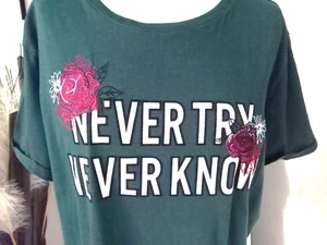 💕 Dunkelgrünes besticktes + Spruch  Kurzarm T Shirt  Page one  Gr. L/XL Top 💕 - Bild 1 von 5