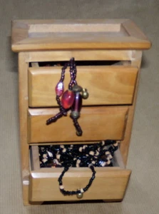 COMMODE DE POUPEE EN BOIS A TROIS TIROIRS CREATION ARTISANALE - Picture 1 of 3