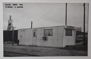 STURGIS SOUTH DAKOTA C&NW Depot RPPC 1976 Foto Postkarte Eisenbahn  - Bild 1 von 2