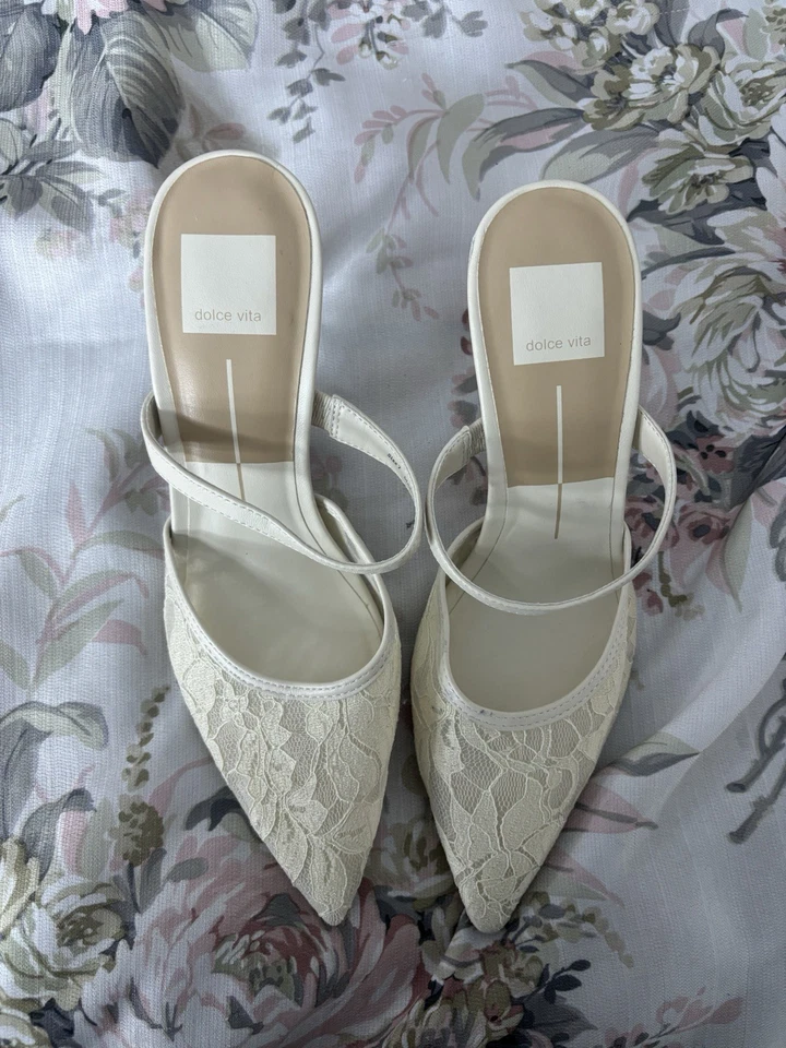 Zapatos de salón Dolce Vita blancos de encaje Foto 1 de 3