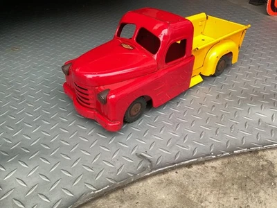 Rare Structo 17” Pickup Truck c. 1950 - Tailgate works - Original Red & Yellow - Image 1 of 4