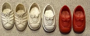Lote de 3 zapatos vintage con cordones sintéticos blandos sin marca para muñeca 5 marcados rojo blanco - Imagen 1 de 11