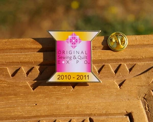 Original Sewing & Quilt Expo 2010 2011 Spool of Thread 1 1/8" Metal Pin Pinback - Picture 1 of 4
