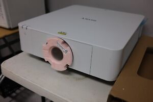Sony projector vpl-fhz70 - used one time - laser installation 5,500 lumens, HD