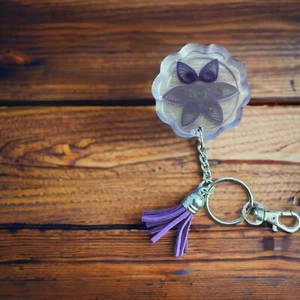 Handgefertigter Schlüsselanhänger gesteppt lila Blume in Epoxidharz - Bild 1 von 2