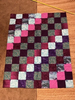 Precioso edredón de bebé púrpura hecho a mano cuadrados usado en excelente estado  Foto 1 de 4