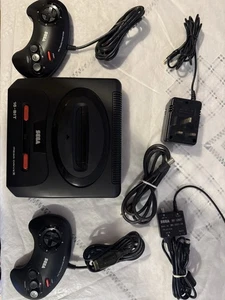 Sega Mega Drive II Videospielkonsole schwarz mit 2x Controller, getestet funktioniert - Bild 1 von 11