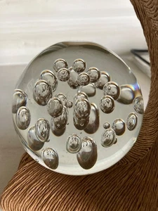 4" Klarglaskugel gefüllt mit Blasen Briefbeschwerer - Bild 1 von 6