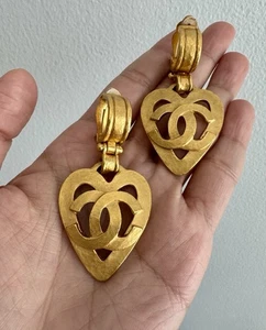 Pendientes de clip colgantes de corazón con logotipos CC de Chanel tono dorado 95P - Imagen 1 de 7