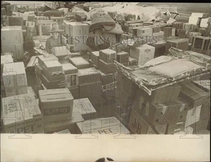 Foto de prensa 1972 Alfredo Lima con caja de artículos para víctimas del terremoto de Nicaragua - Imagen 1 de 2