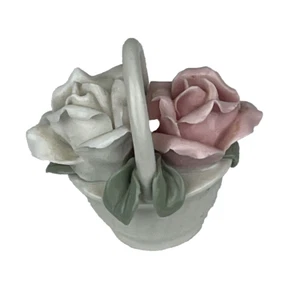 Porcelana decorativa Silvestri 2 flores en cesta 2 1/4" de alto - Imagen 1 de 5