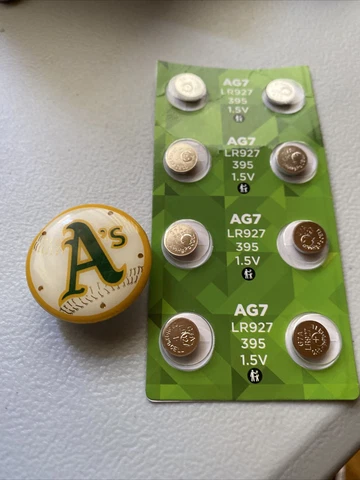 Oakland A's - 1-1/8” Vintage RARE Emblem Magnet lights up -+ batteries Cover