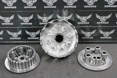 2001 SUZUKI RM125 OEM EMBRAGUE BASKET PLACA DE PRESIÓN DEL CUBO ¡BONITO! 21200-43D04 Foto 1 de 4