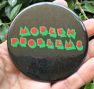 Pin de colección 3" botón PROBLEMAS MODERNOS película 1981 20th Century Fox Chevy Chase - Imagen 1 de 3