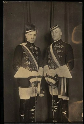 Fotografie Studenten in vollem Wichs mit Schläger vor der Mensur  - Bild 1 von 2