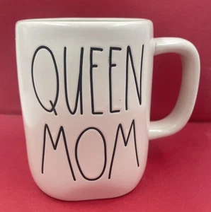 RAE DUNN Taza Taza "QUEEN MAMÁ" Marfil Taza 16oz Navidad Artesanal Colección Café - Imagen 1 de 5