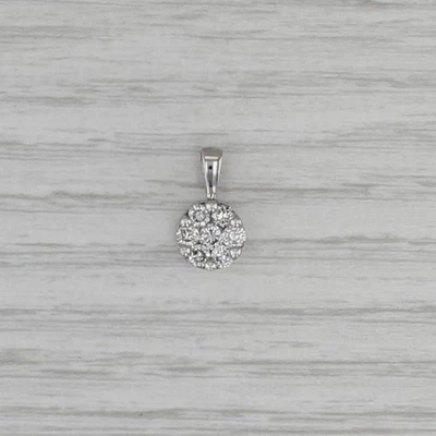 Colgante con racimo de diamantes de oro blanco de 14 k gota redonda pequeña Foto 1 de 4