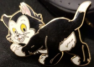 Prendedor Disney 8151 Figaro Cola Extremo Pinocho Gatito Tono Dorado Versión Metal - Imagen 1 de 2