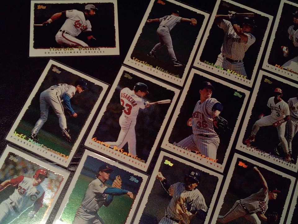 MLB TOPPS 32 Card Lot 1995 TOPPS CYBER STATS Hologram 32 Card BASEBALL CARD LOT - Image 1 of 4