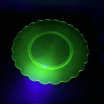 Vidrio de la depresión verde uranio vintage placa de 8 pulgadas borde festoneado brilla Foto 1 de 4