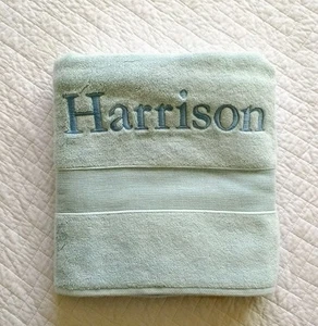 ¡Nuevo! Monograma de toalla de baño CERÁMICA HARRISON azul claro - Imagen 1 de 3