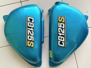 HONDA CB125S 1975 SIDE COVER & EMBLEM SET A PAIR NEW - Picture 1 of 7