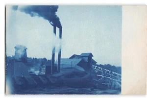 Postal RPPC Escena Industrial con Chimeneas, Tono Azul, Minería - Imagen 1 de 2
