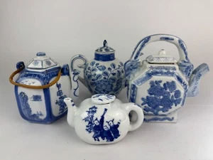 Lot de 4 anciennes petites théières en porcelaine chinoise bleue et blanche avec couvercles - Photo 1/13