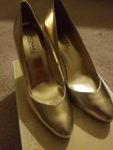 Scarpe décolleté MICHAEL Michael Kors taglia 5,5 M tacco alto a punta raso oro usate in ottime condizioni - Foto 1 di 12