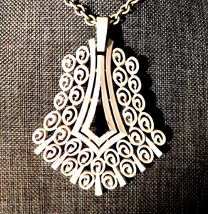 Vtg. Crown Trifari MCM White Enamel Filigree Pendant Necklace 22" - Picture 1 of 5