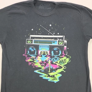 Camicia Into The Am Adulto XL Nera Grafica Space Boombox Musica Stelle Pianeti - Foto 1 di 10