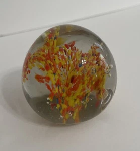 Kunstglas Briefbeschwerer gelb & orange Blumen in klar 2" - Bild 1 von 5
