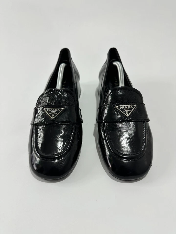 Zapatos mocasines Prada Vernice metal triángulo logotipo 45 mm negros talla 39 EU Foto 1 de 4