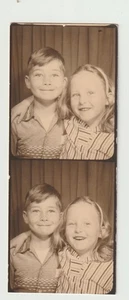 CABINA DE FOTOS VINTAGE - TIRA - ADORABLE HERMANO Y HERMANA JOVEN - Imagen 1 de 1