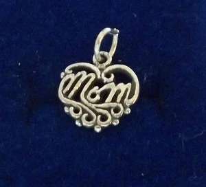 Plata de ley 12x12mm Madre mamá dice mamá en un corazón recortado Encanto - Imagen 1 de 1