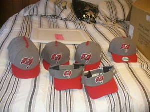 NFL;Tampa Bay Buccaneers rosso-grigio a scelta visiera, cappello aderente, Ady New Era nuovo con scatola  - Foto 1 di 12