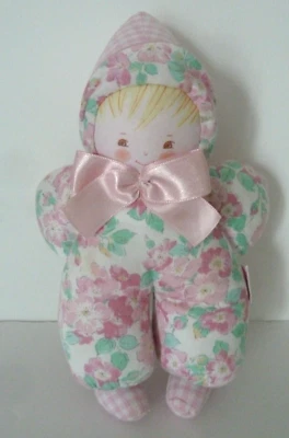 J7. DOUDOU POUPEE FILLE COROLLE ROSE FLEUR VERT BLONDE HOCHET GRELOT 26cm TBE - Photo 1/4